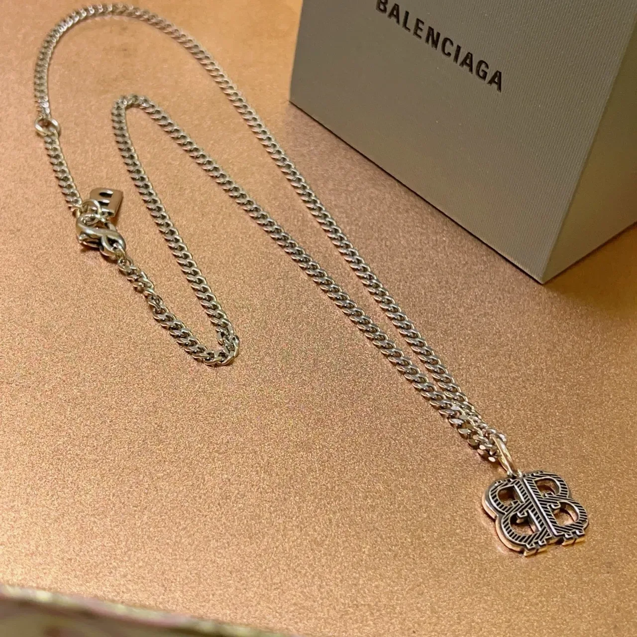 بالنسياغا BB Interlocking Logo سلسلة فضية 6
