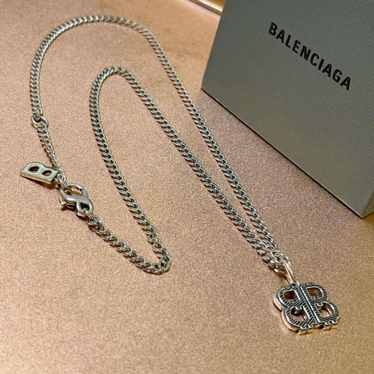 بالنسياغا BB Interlocking Logo سلسلة فضية 9