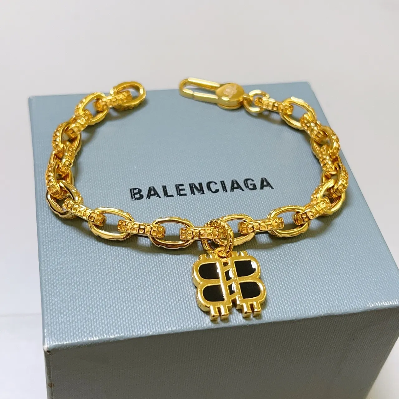 Balenciaga BB Logo Dourado Preto grosso Curb-Link Chain Textured Surfaces Pulseira 6