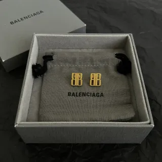 Balenciaga BB Logo Pendientes de arete rectangulares de tono dorado