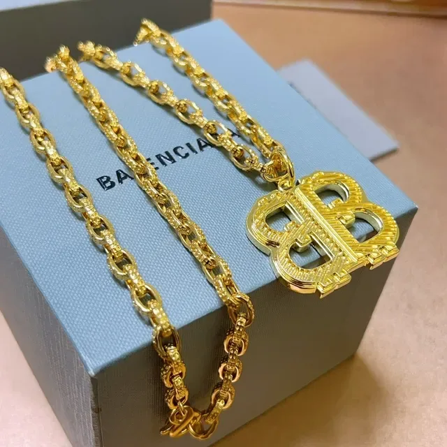 Balenciaga BB قلادة ذهبية Interlocking BB 3