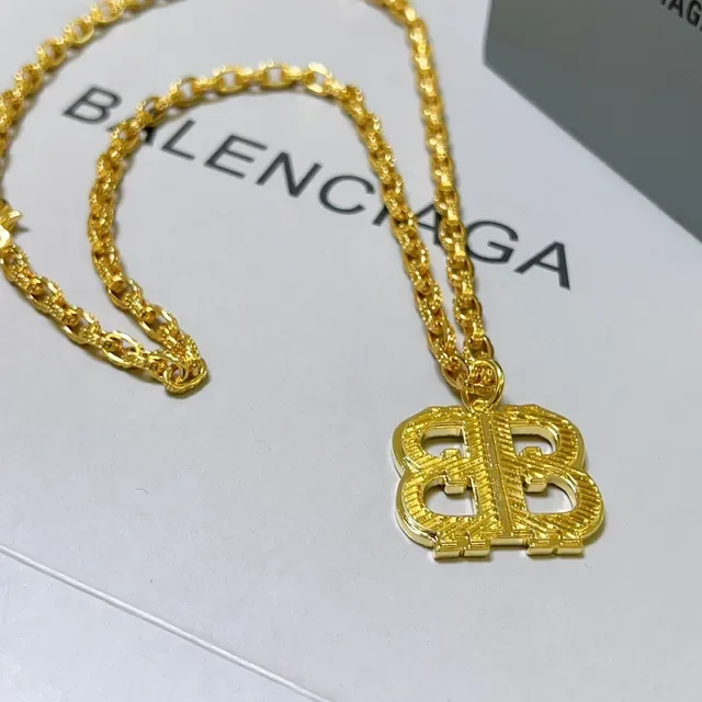 Balenciaga BB قلادة ذهبية Interlocking BB 4