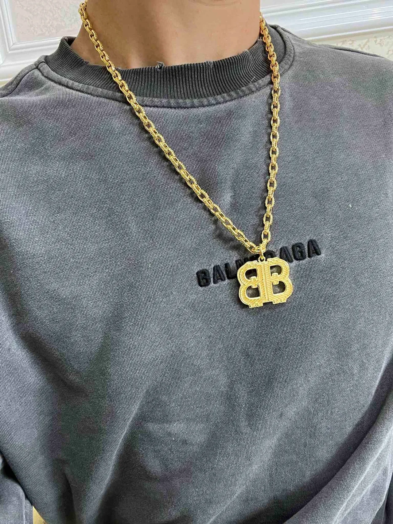 Balenciaga BB قلادة ذهبية Interlocking BB 5