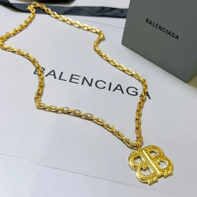Balenciaga BB قلادة ذهبية Interlocking BB 6