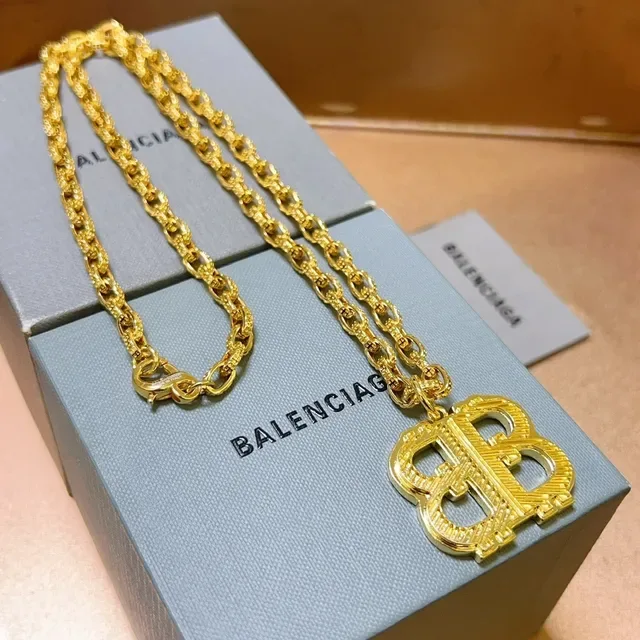 Balenciaga BB قلادة ذهبية Interlocking BB 7