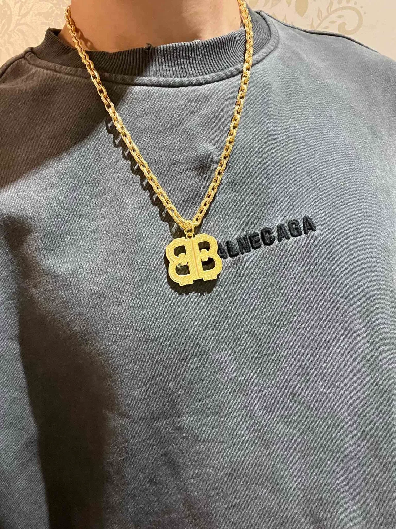 Balenciaga BB قلادة ذهبية Interlocking BB 8