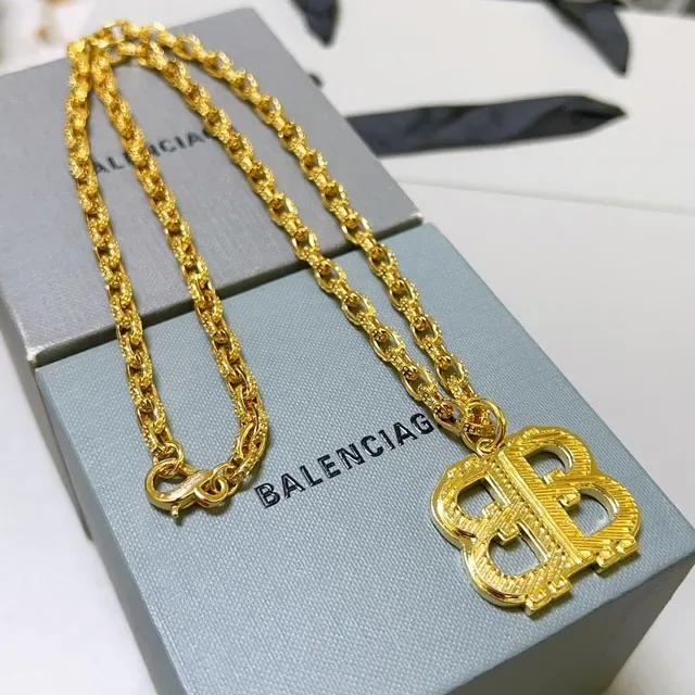 Balenciaga BB قلادة ذهبية Interlocking BB 9