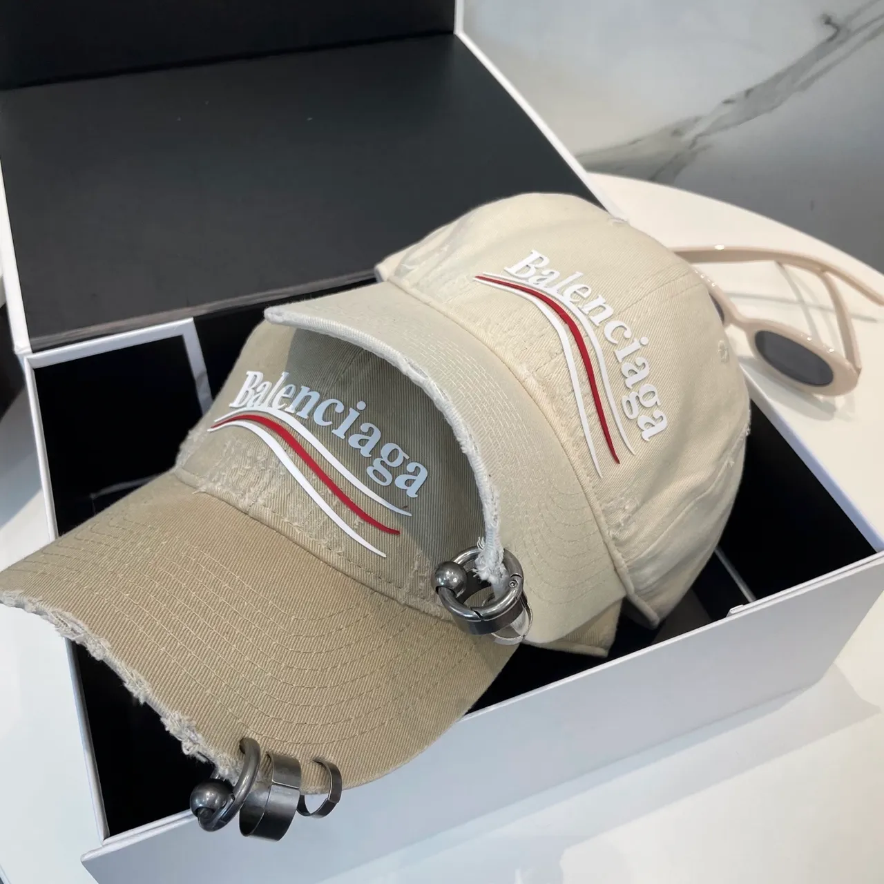 Balenciaga Beige Rouge Déchiré Coton Effiloché Bord Baseball Casquette 3