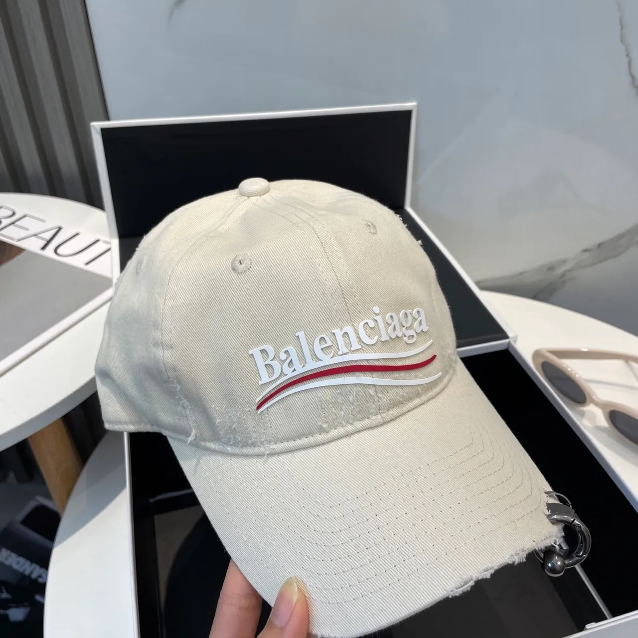 Balenciaga Beige Rouge Déchiré Coton Effiloché Bord Baseball Casquette 4