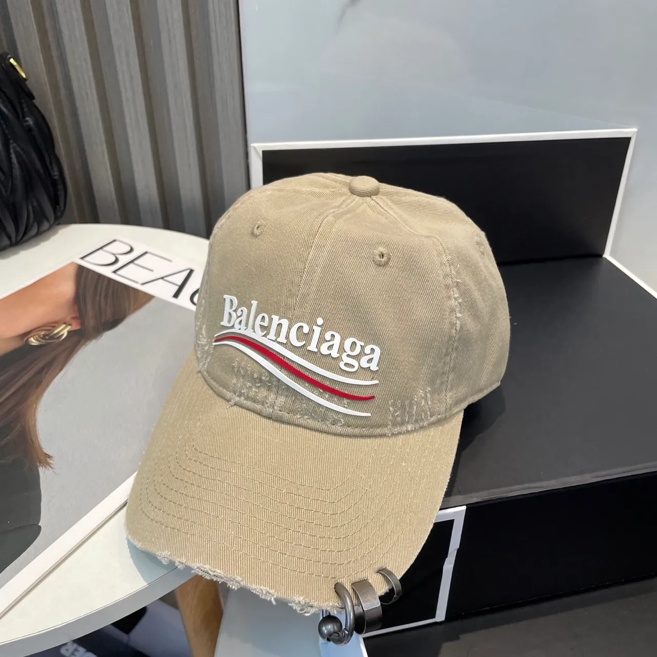 Balenciaga Beige Rouge Déchiré Coton Effiloché Bord Baseball Casquette 5