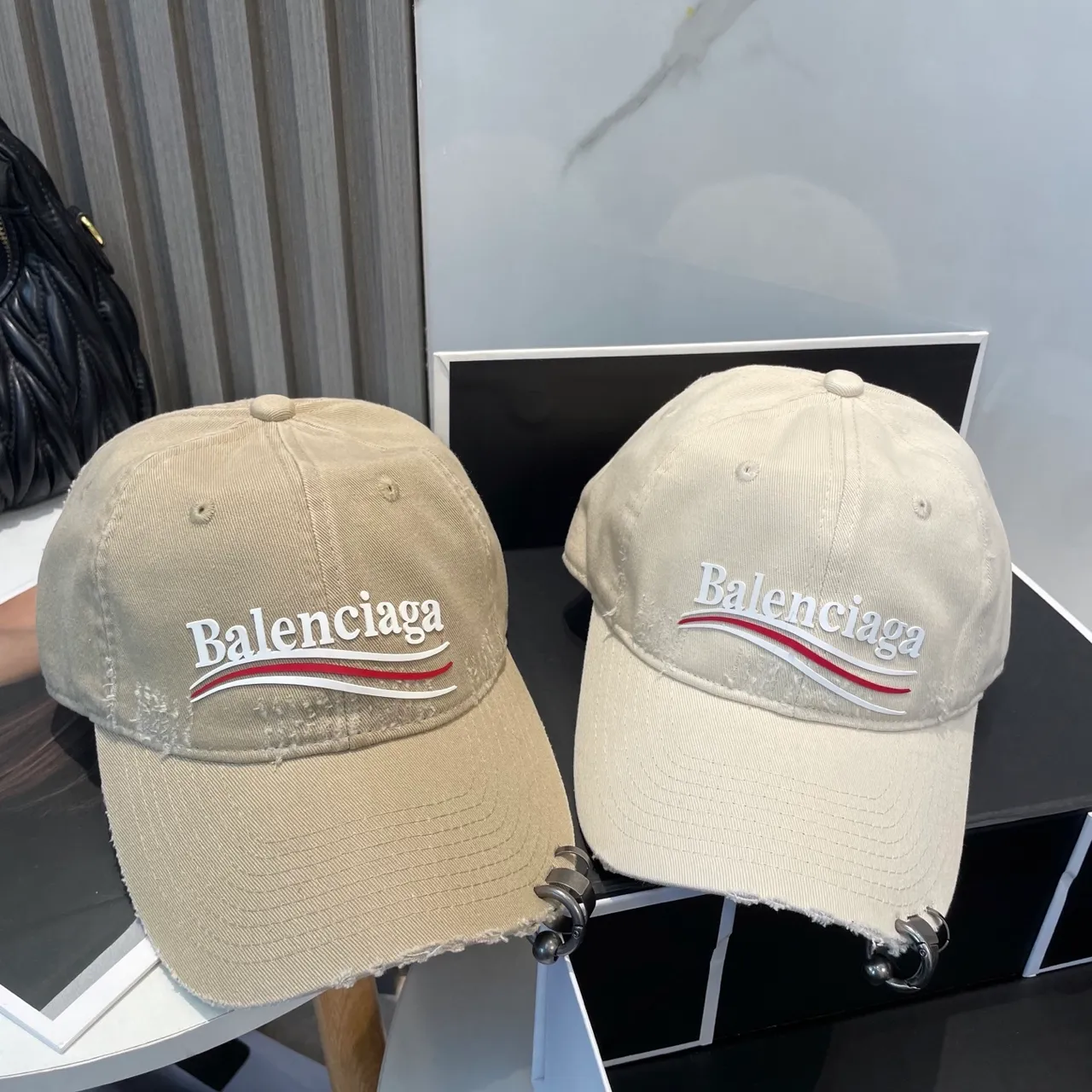 Balenciaga Beige Rouge Déchiré Coton Effiloché Bord Baseball Casquette 6