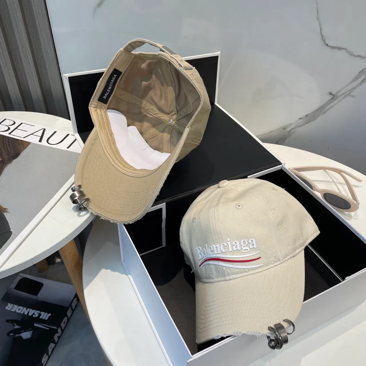 Balenciaga Beige Rouge Déchiré Coton Effiloché Bord Baseball Casquette 7