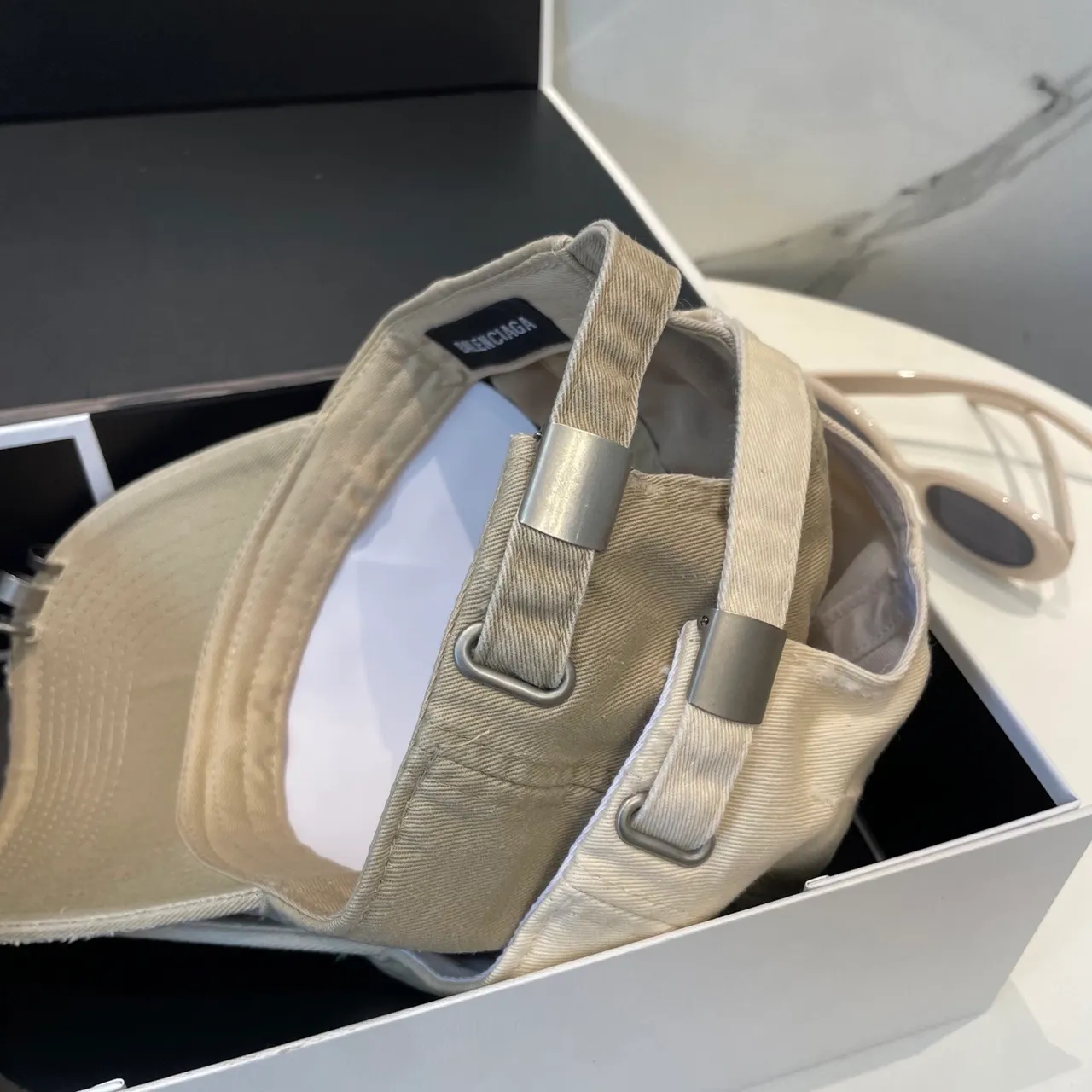 Balenciaga Beige Rouge Déchiré Coton Effiloché Bord Baseball Casquette 8