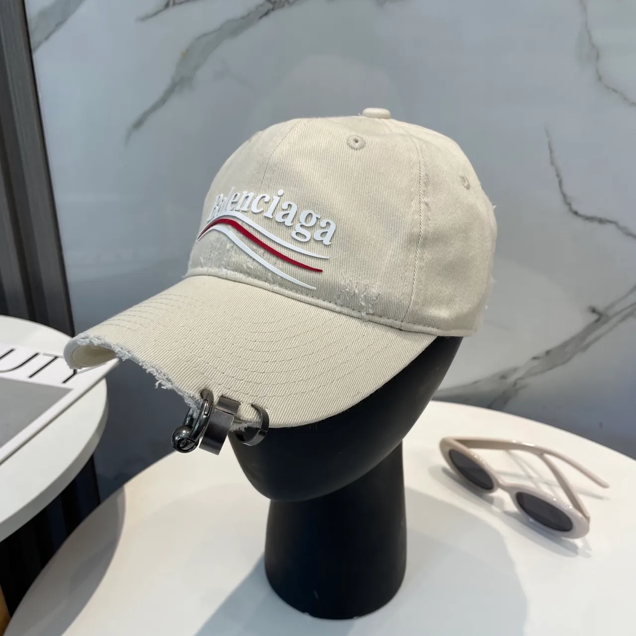 Balenciaga Beige Rouge Déchiré Coton Effiloché Bord Baseball Casquette 9