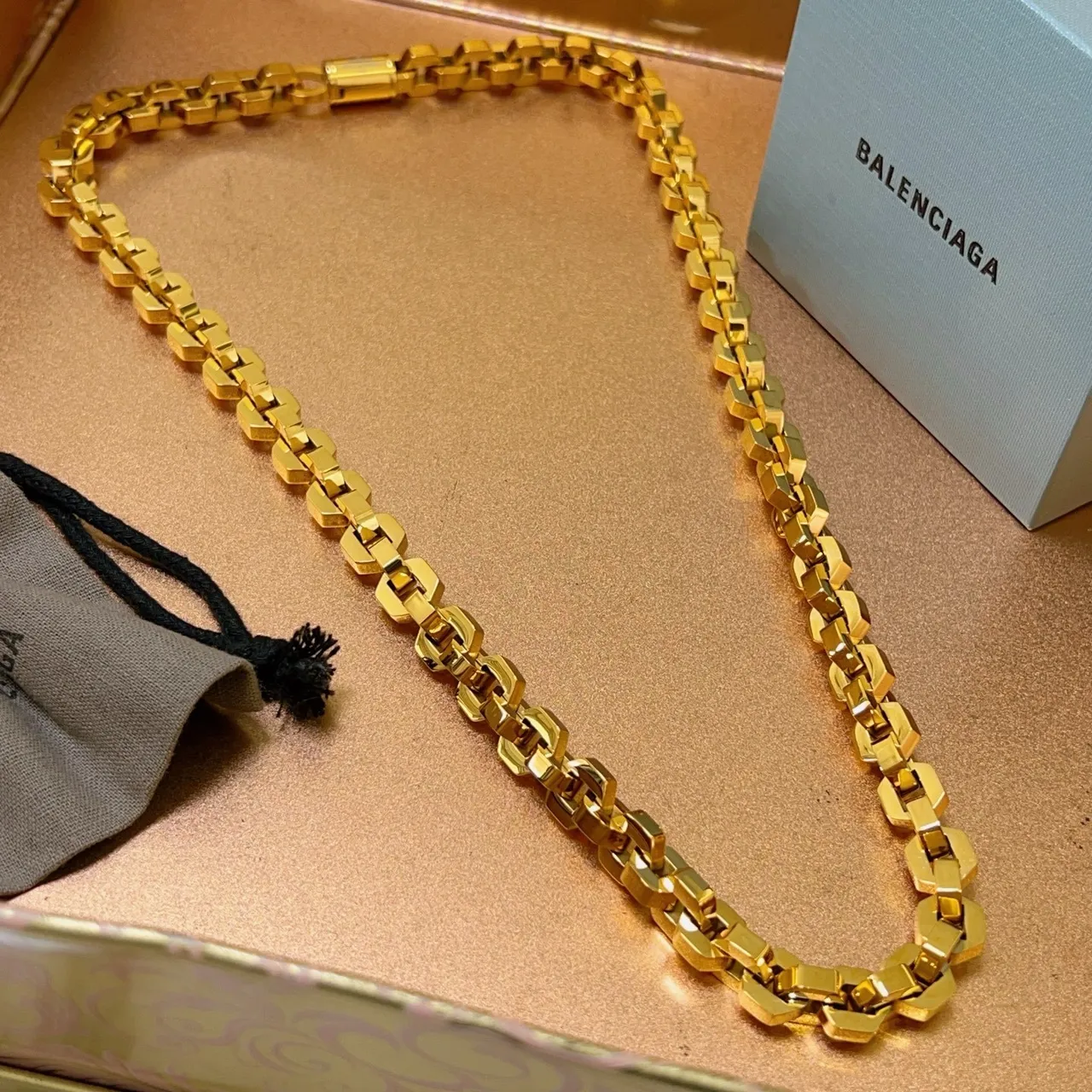 Balenciaga Colar Corrente Geométrica Dourada 4