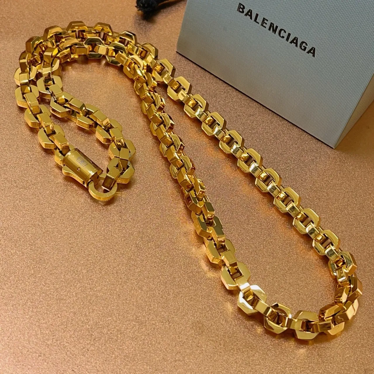 Balenciaga Colar Corrente Geométrica Dourada 7