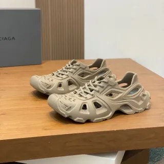 Balenciaga Defender Beige Monolithic Cutout Chunky حذاء رياضي