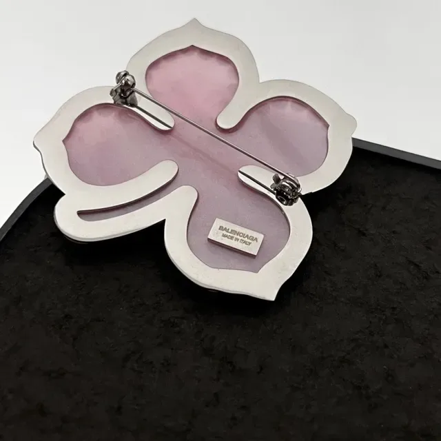 Balenciaga Broche Rosa Prata Quatro Pétalas Floral com Cristais 3