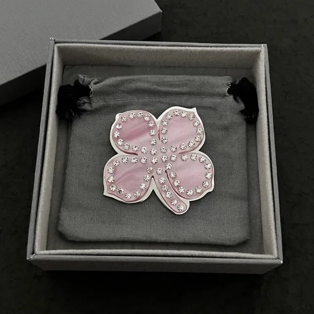 Balenciaga Broche Rosa Prata Quatro Pétalas Floral com Cristais 7