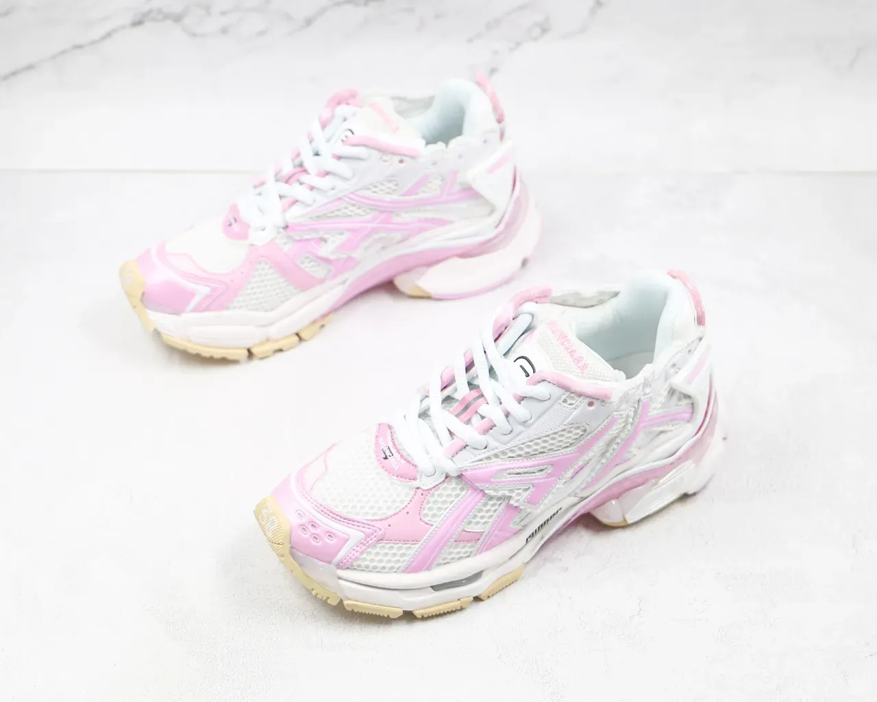 Balenciaga Runner حذاء رياضي أبيض ووردي chunky 4