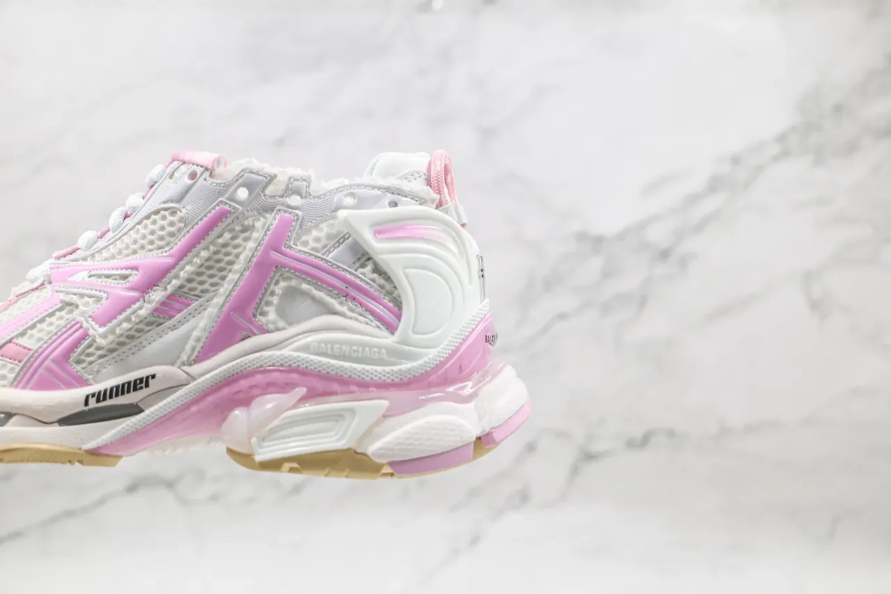 Balenciaga Runner حذاء رياضي أبيض ووردي chunky 7