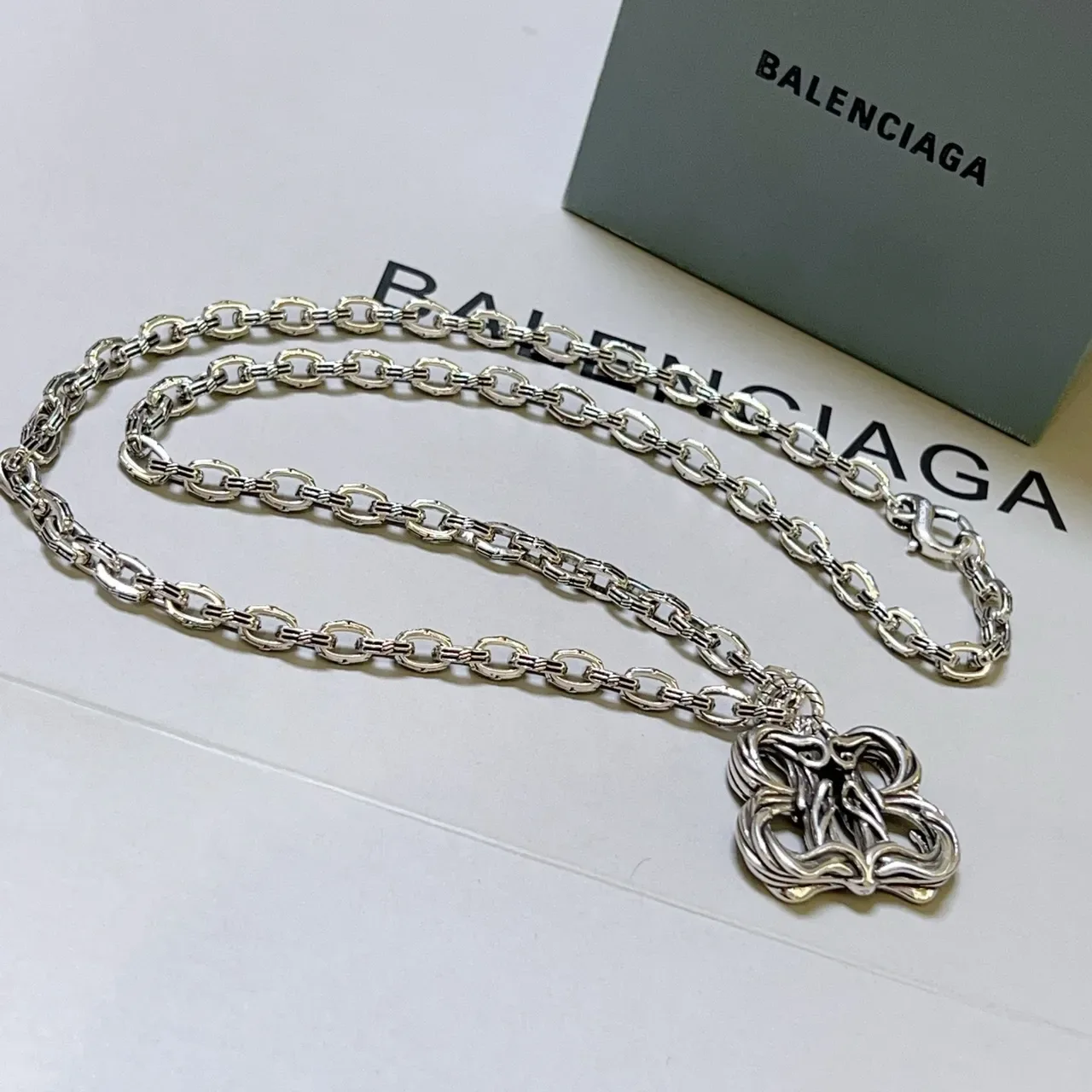 Balenciaga Pendentif Floral Sculptural en Argent 4