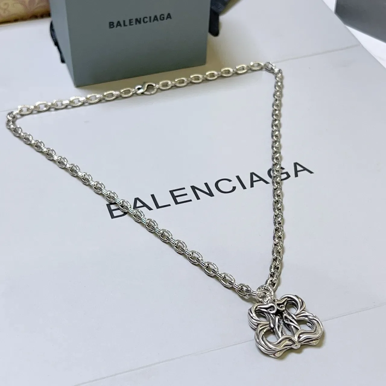 Balenciaga Pendentif Floral Sculptural en Argent 7