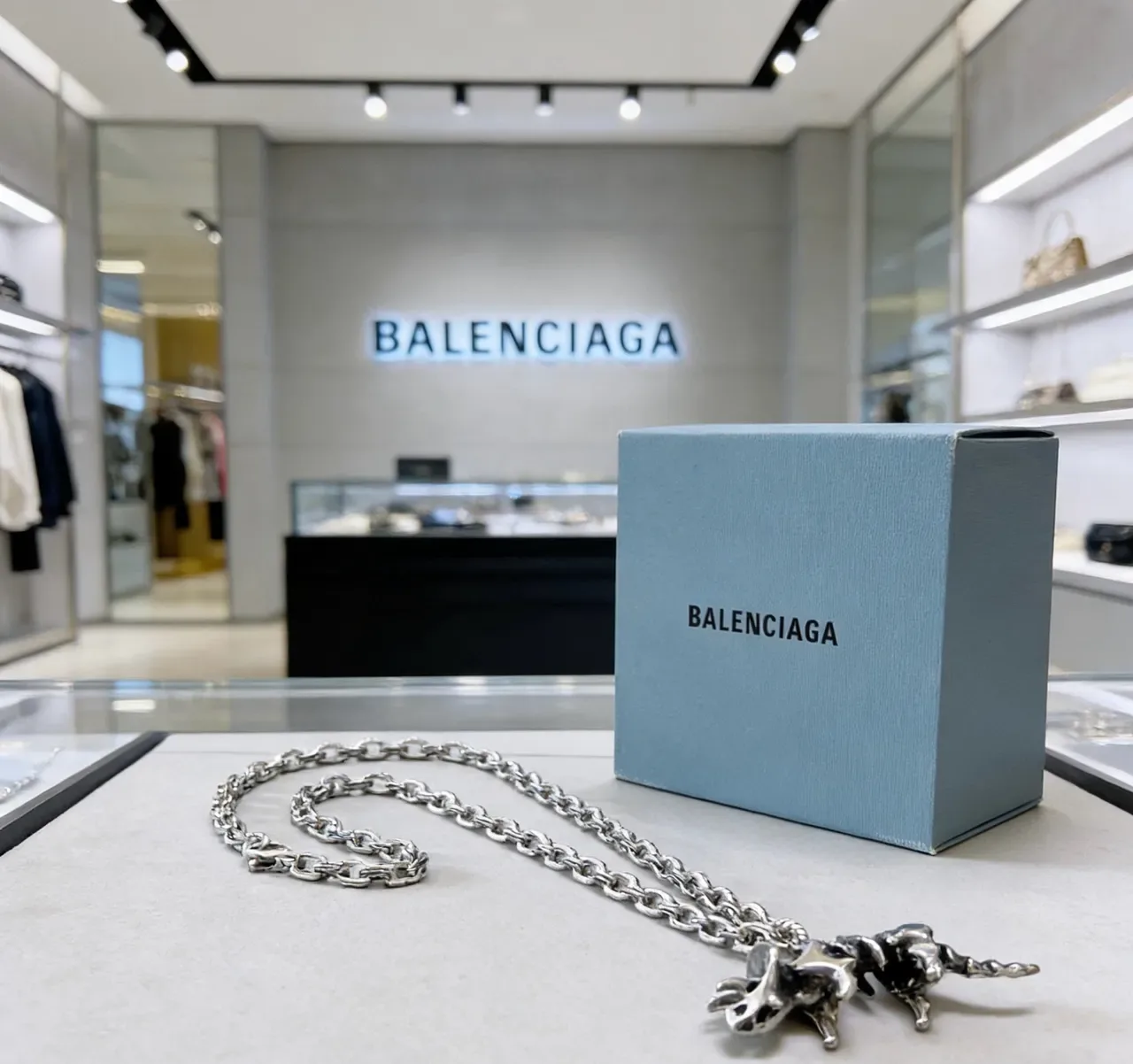 Balenciaga Collier Chaîne à maillons lourds Pendentif animal sculpté Bleu Argent 2