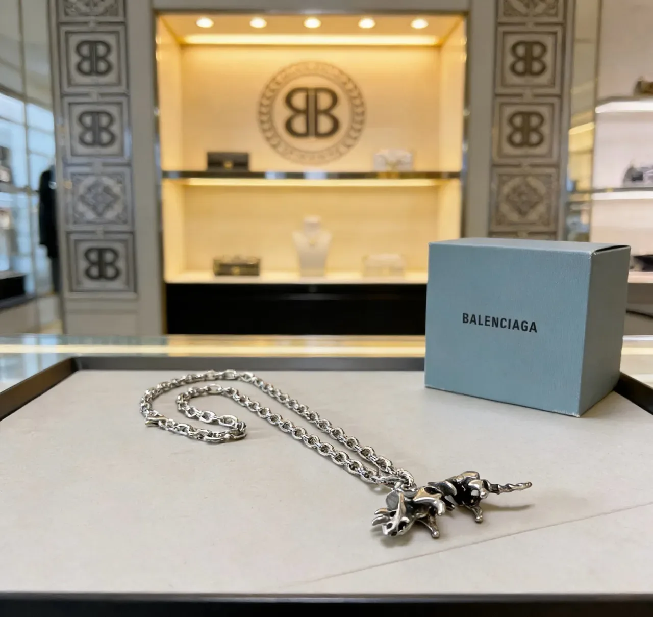 Balenciaga Collier Chaîne à maillons lourds Pendentif animal sculpté Bleu Argent 5