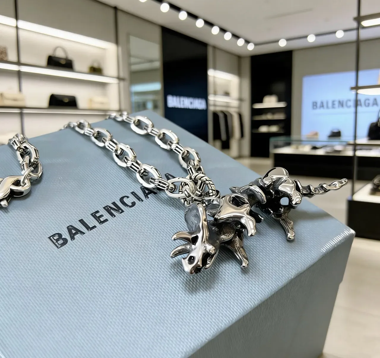 Balenciaga Collier Chaîne à maillons lourds Pendentif animal sculpté Bleu Argent 6