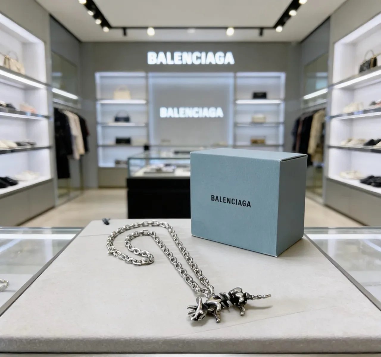 Balenciaga Collier Chaîne à maillons lourds Pendentif animal sculpté Bleu Argent 8