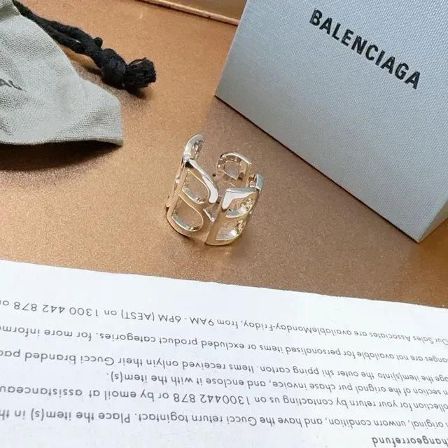 Balenciaga Anel Prata Motivo Logo Geométrico Metal Polido 3