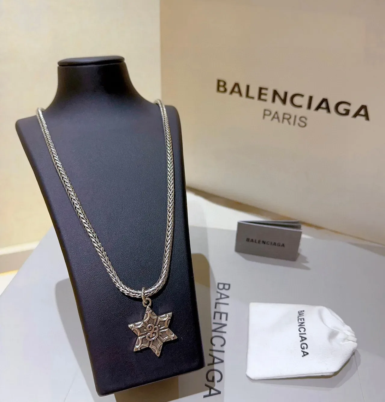 Collier Balenciaga Pendentif Étoile Argent Noir Chaîne Curb Tressée 4