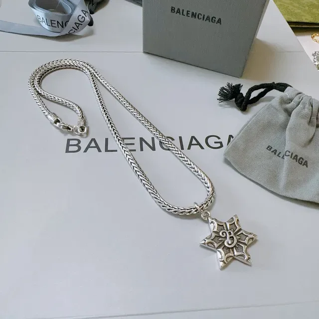 Collier Balenciaga Pendentif Étoile Argent Noir Chaîne Curb Tressée 6