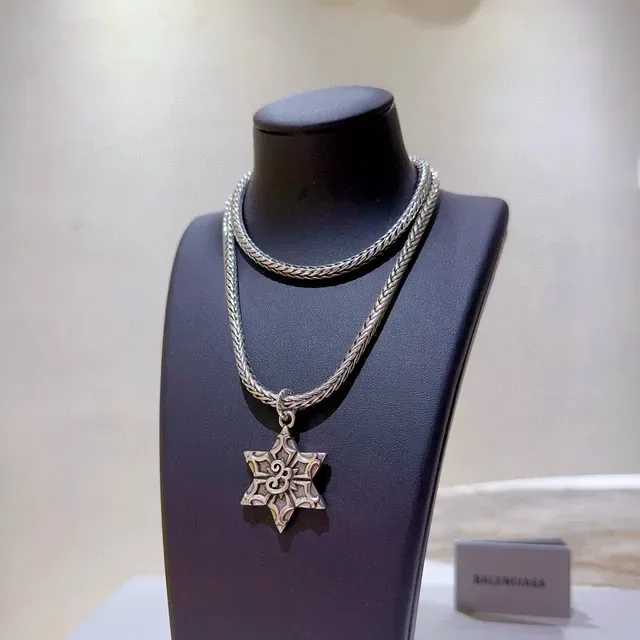 Collier Balenciaga Pendentif Étoile Argent Noir Chaîne Curb Tressée 9