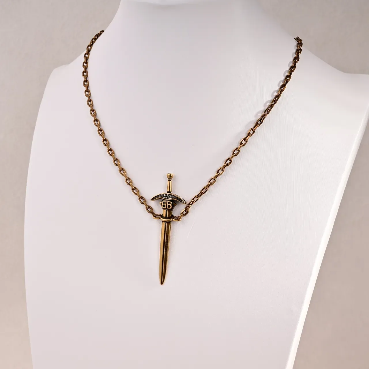 Balenciaga Collier Pendentif Épée Métal Doré 3