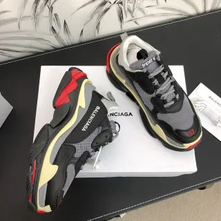 Balenciaga Triple S أسود رمادي أحمر كريمي حذاء رياضي سميك