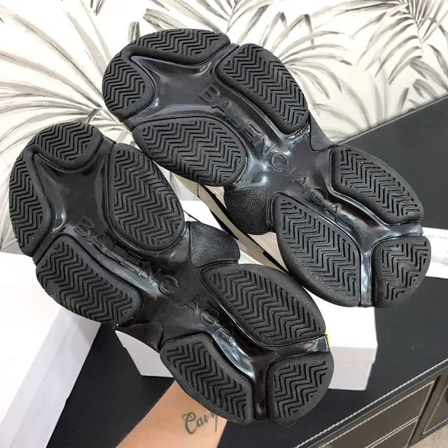 Balenciaga Triple S tênis chunky pretos brancos amarelos neón 3