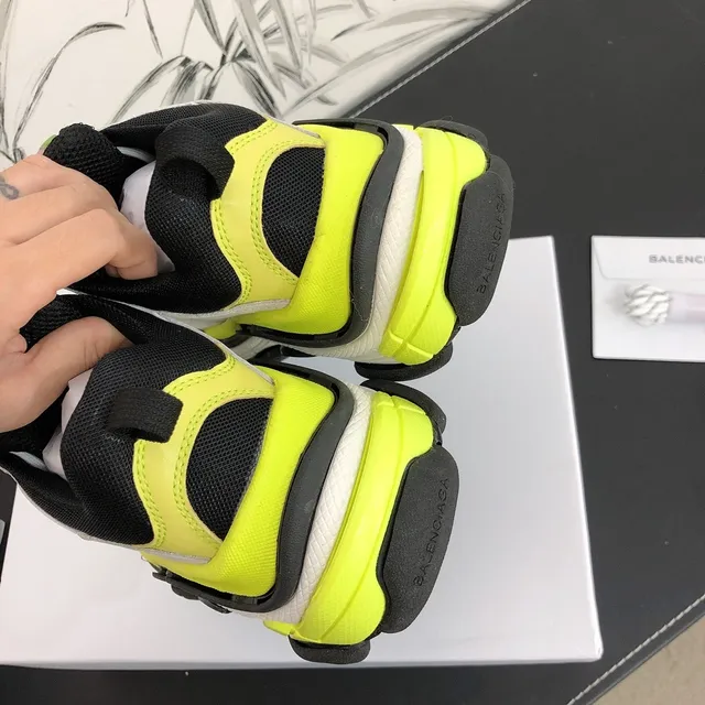 Balenciaga Triple S tênis chunky pretos brancos amarelos neón 4