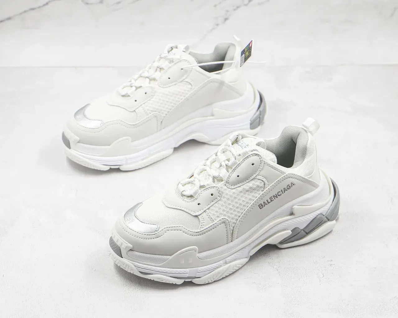 Balenciaga Triple S Chaussures Chunky Blanches et Grises 7