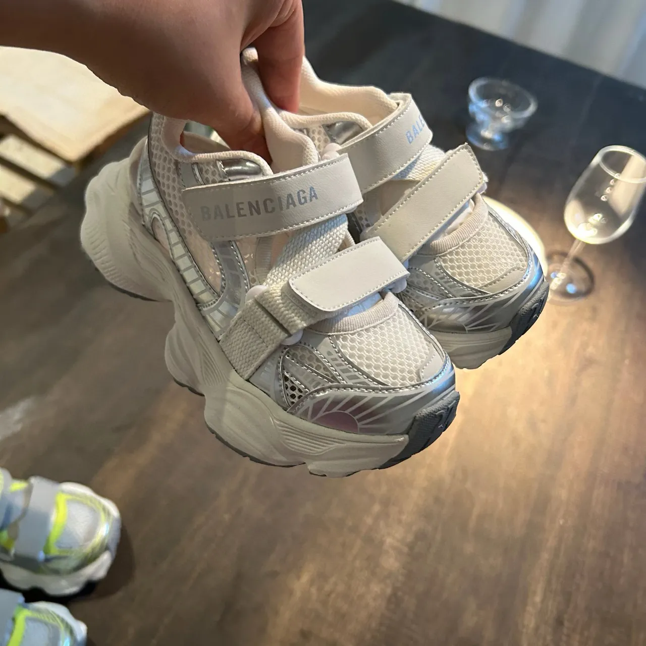 Balenciaga sneakers blanches à semelle rose, upper en maille, chunky sneakers 3