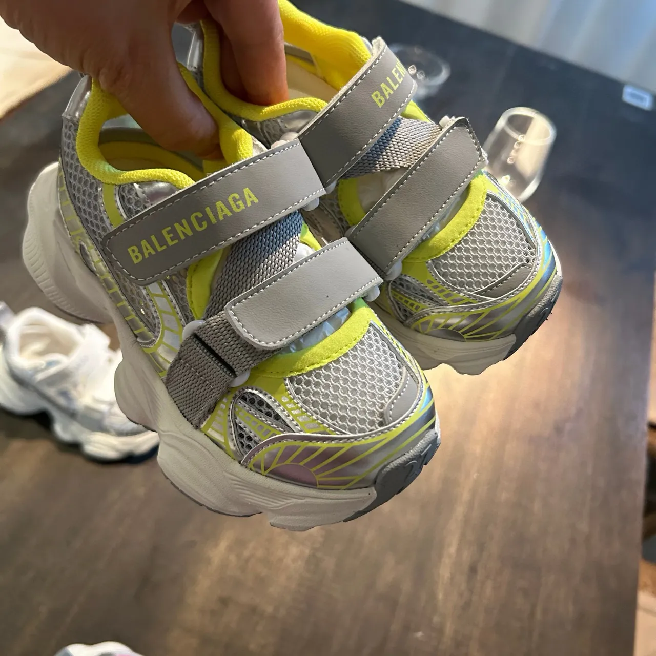 Balenciaga sneakers blanches à semelle rose, upper en maille, chunky sneakers 16
