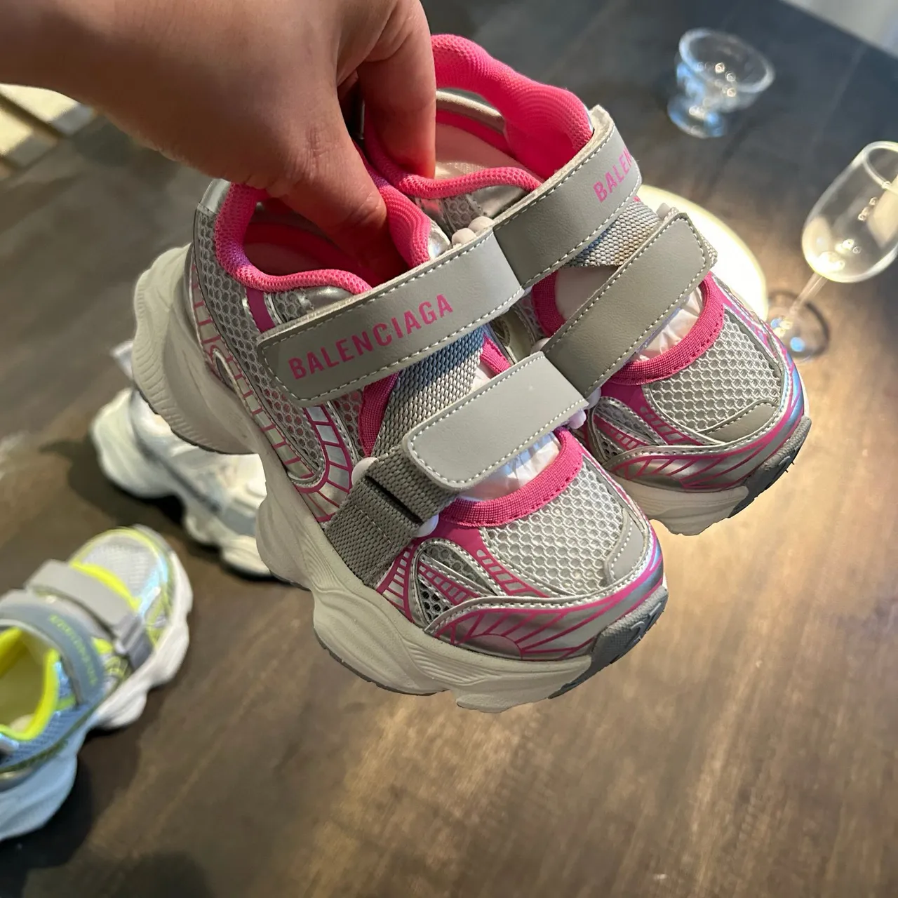 Balenciaga sneakers blanches à semelle rose, upper en maille, chunky sneakers 17