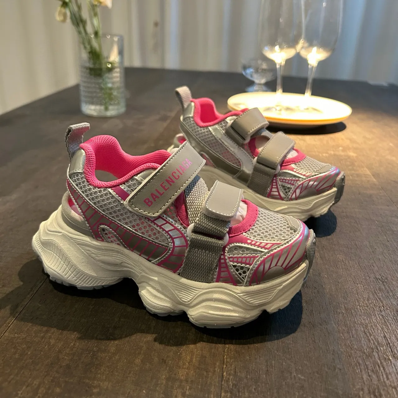 Balenciaga sneakers blanches à semelle rose, upper en maille, chunky sneakers 18