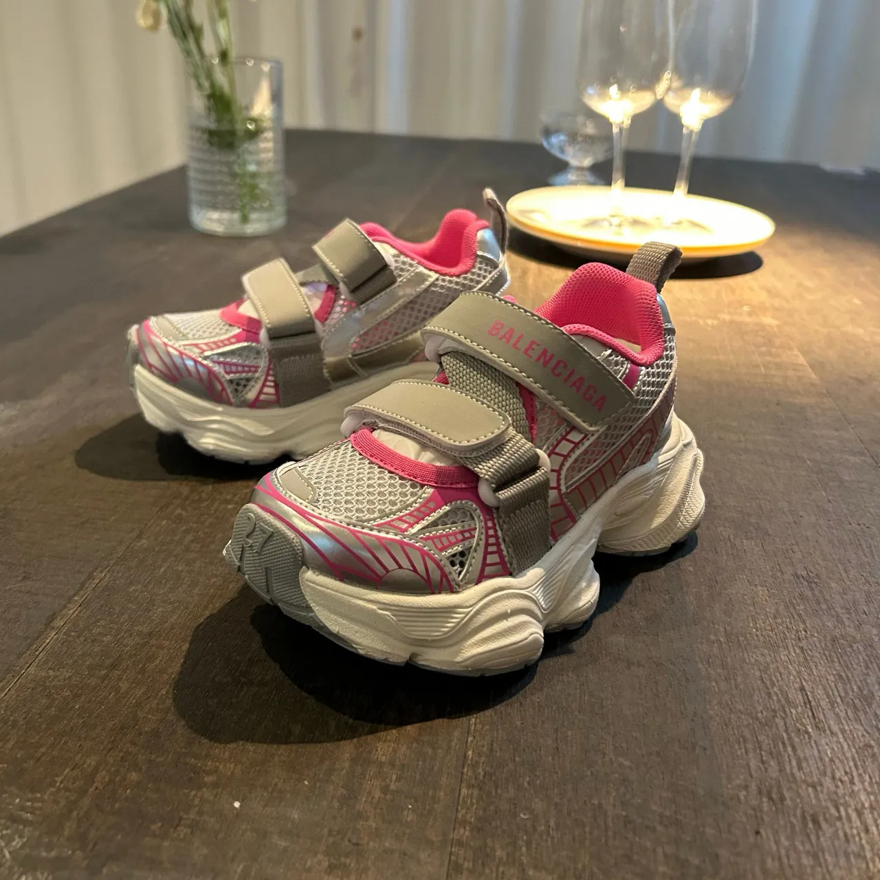 Balenciaga sneakers blanches à semelle rose, upper en maille, chunky sneakers 21