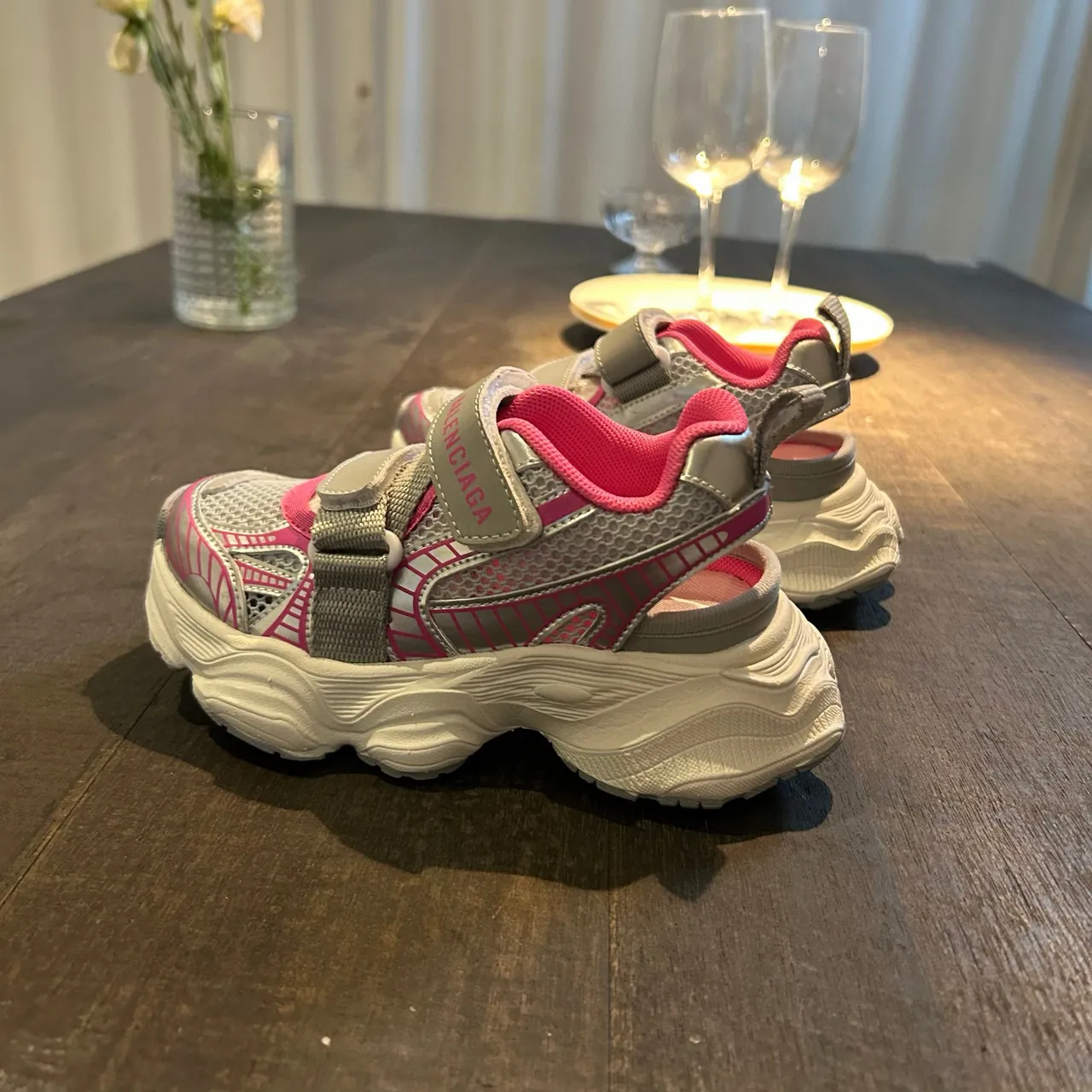 Balenciaga sneakers blanches à semelle rose, upper en maille, chunky sneakers 22