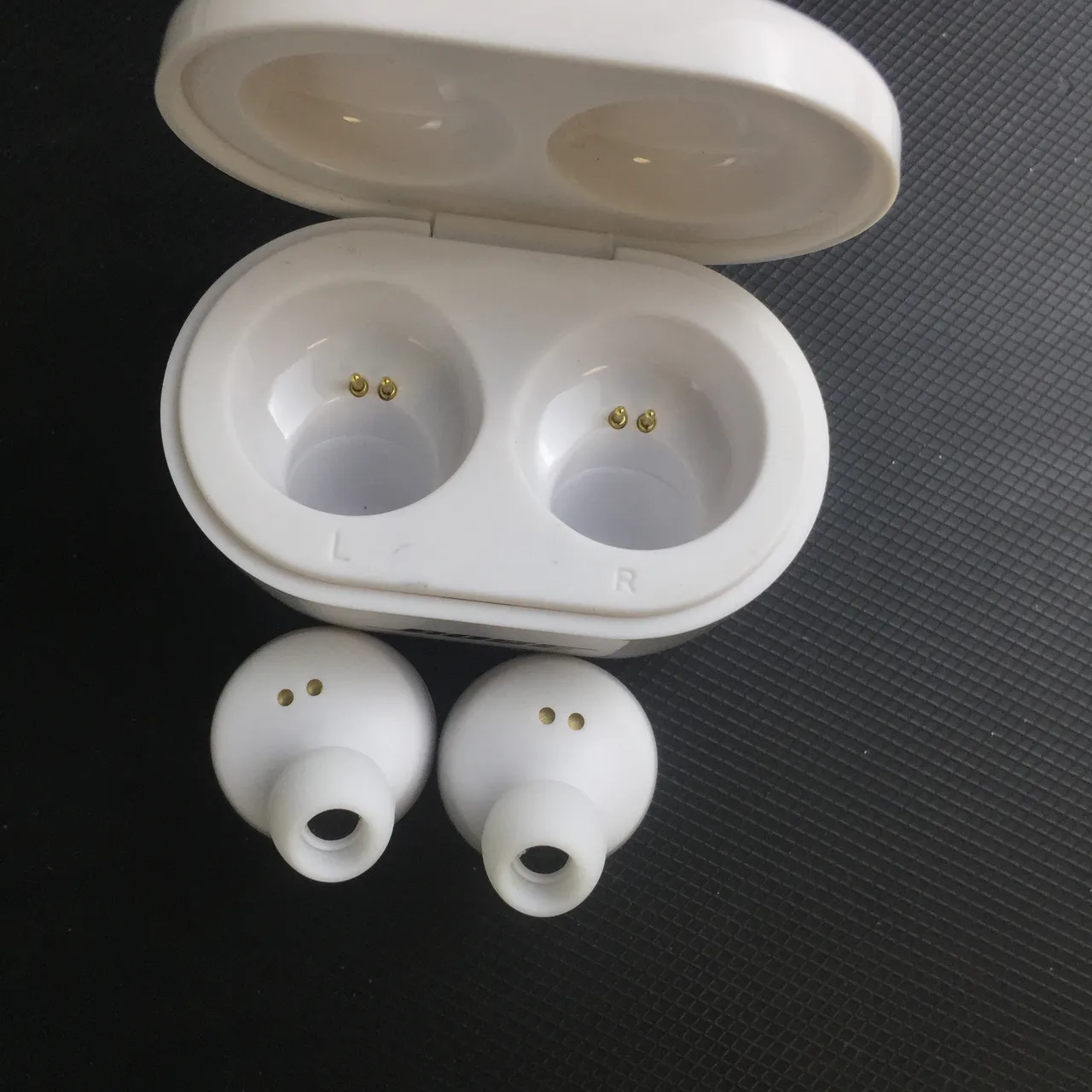 Bose SoundSport Free+ Branco Azul Compacto Arredondado Plano Superior Superfície de Controle TWS Fones de Ouvido 5