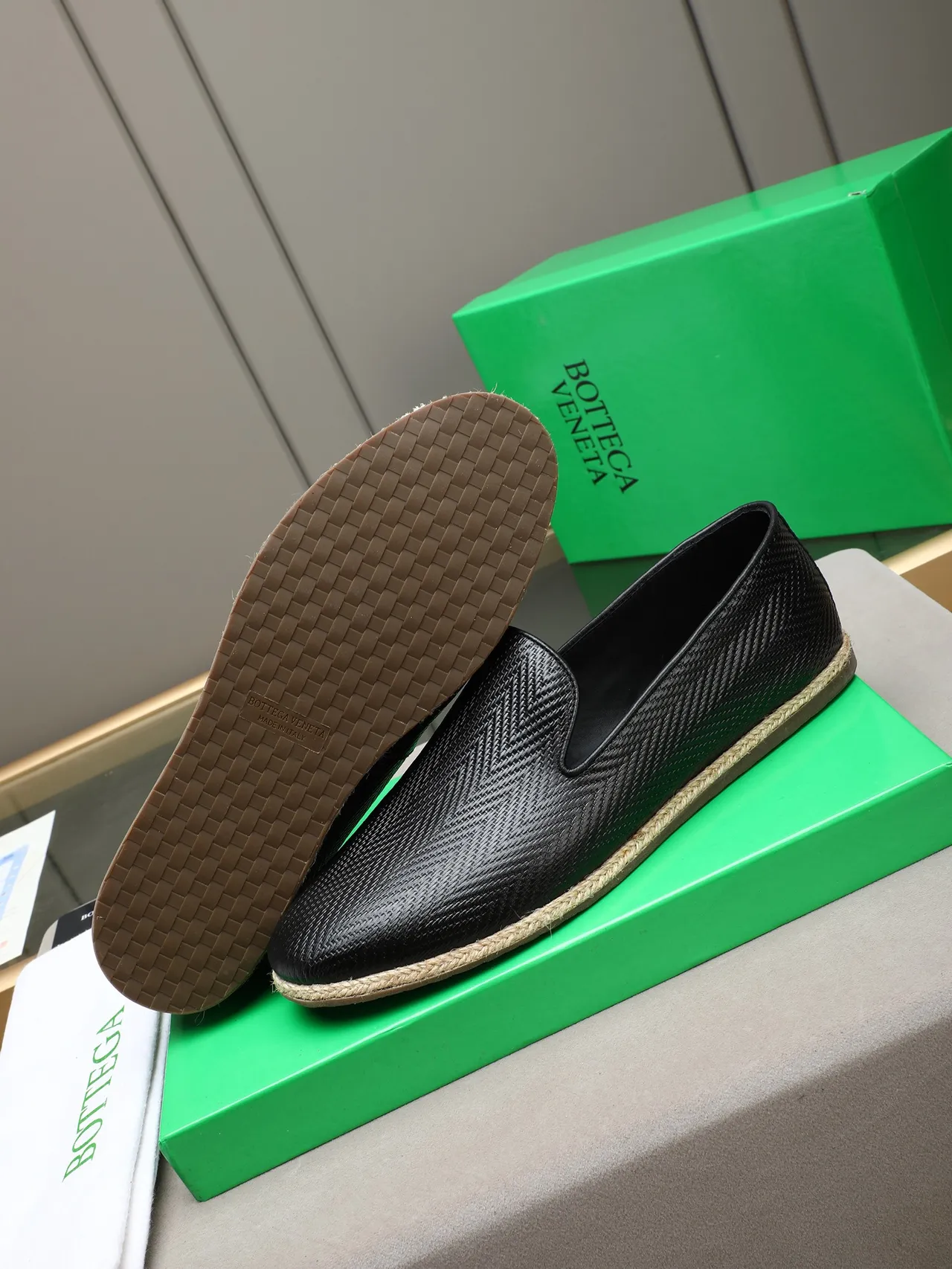 Bottega Veneta Andiamo جلد منسوج أسود لوفر 4