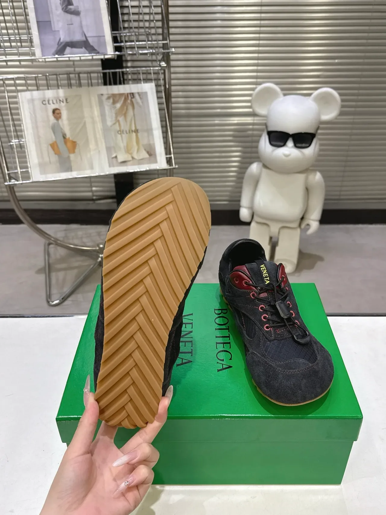 Bottega Veneta Sneaker Lifestyle Noir et Rouge en Daim 2