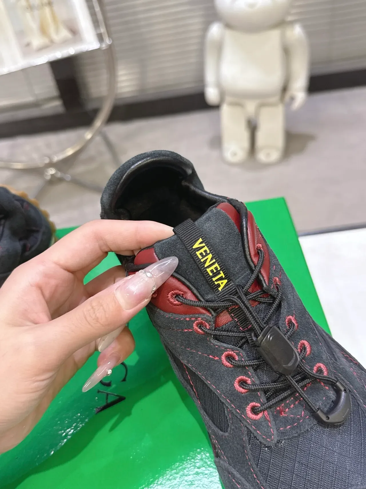 Bottega Veneta Sneaker Lifestyle Noir et Rouge en Daim 3